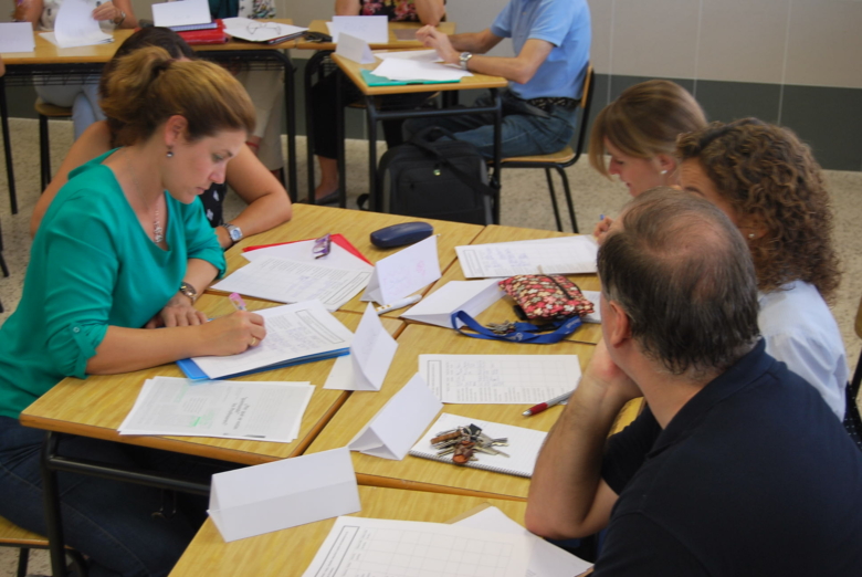 Docentes realizando uno de los talleres de inteligencia emocional.