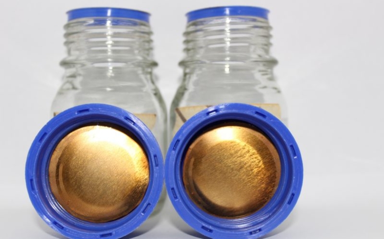 Aplican un bioplástico obtenido de la piel del tomate para recubrir el interior de latas de bebidas y conservas