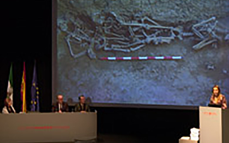 El profesor Sebastián Fernández presenta el informe final de la exhumación de las fosas de San Rafael