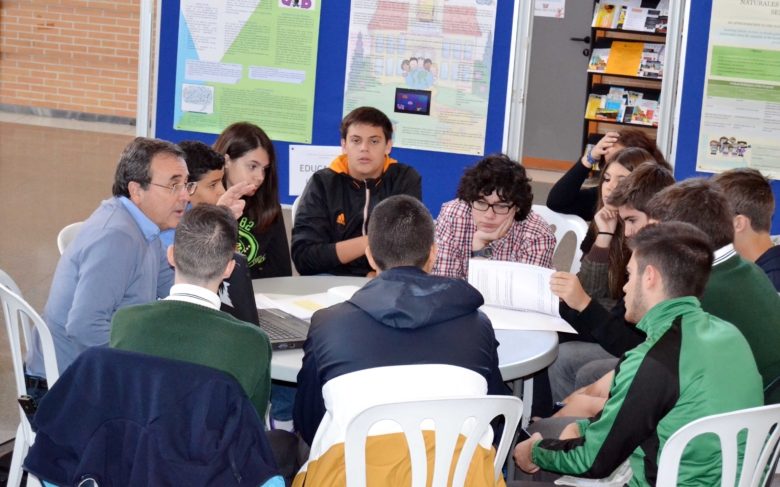Investigadores comparten desayuno e inquietudes científicas con 140 escolares de Málaga y su provincia