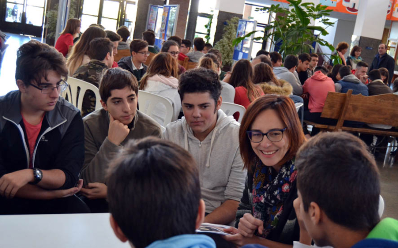 En su mesa, las doctoras Carmen Ruiz y Rocío Ponce han dado respuesta a la cuestión de si los plásticos pueden o no conducir la electricidad y cómo a partir de ese campo de estudio se comienza a diseñar la electrónica del futuro. /UCIENCIA