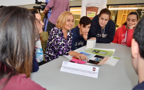 Investigadores comparten desayuno e inquietudes científicas con 140 escolares de Málaga y su provincia