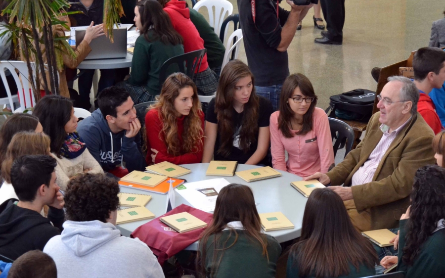 Más de 200 estudiantes de Secundaria buscan respuestas en Café con Ciencia