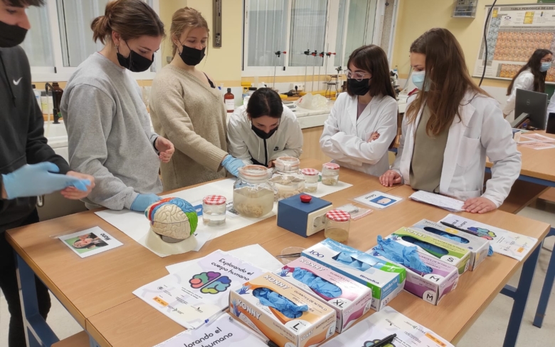 La ciencia vuelve a las aulas de secundaria con los talleres ‘Explorando el cuerpo humano’