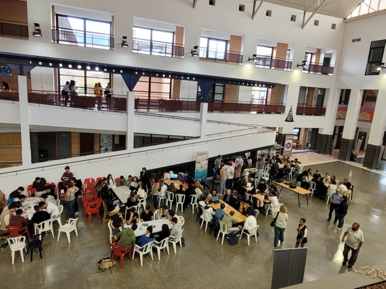 ‘Café con Ciencia’ propone un desayuno y debate científico entre jóvenes e investigadores de la UMA