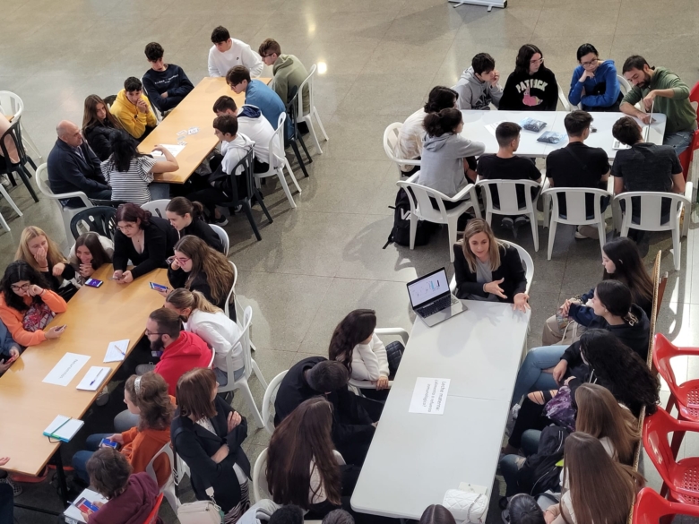 ‘Café con Ciencia’ propone un desayuno y debate científico entre jóvenes e investigadores de la UMA