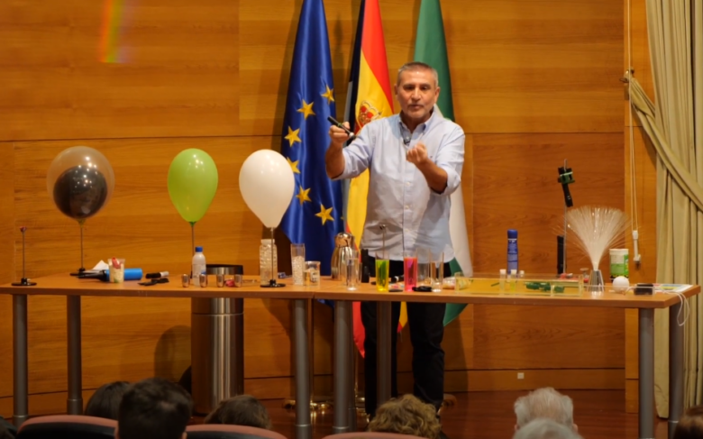 Los sábados en la UMA disfruta con la Ciencia l 'De luz y de color'