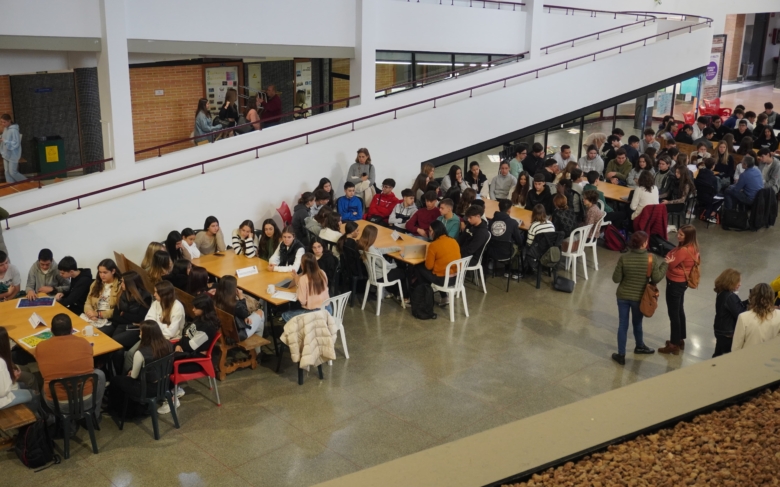 La nueva edición de ‘Café con Ciencia’ aproxima la investigación a más de un centenar de estudiantes